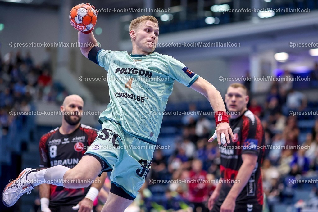 Gum25032501065 | 25.03.2025, Handball, European League - Play-Offs, VfL Gummersbach - MT Melsungen, Schwalbe-Arena: Ellidi Snaer Vidarsson (GUM #4) wirft den Ball auf das Tor 