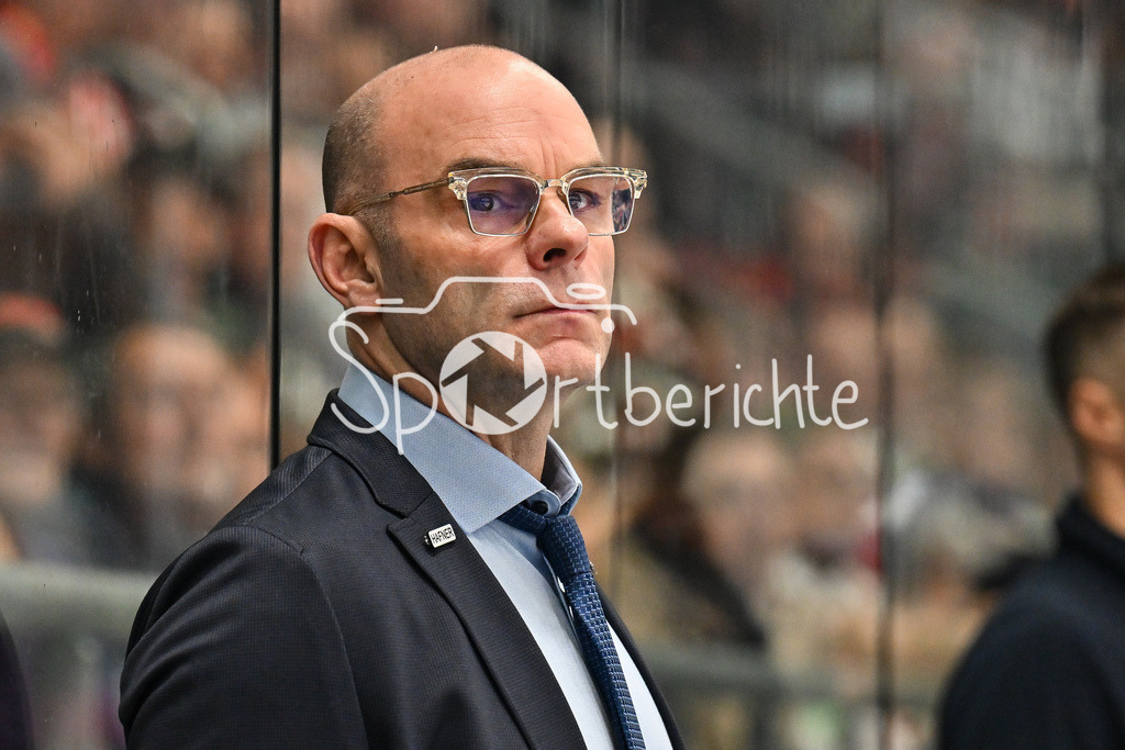 Augsburger Panther - Straubing Tigers | Augsburg, DEUTSCHLAND - 14. NOVEMBER: im Bild Craig WOODCROFT headcoach Straubing Tigers / Einzelfoto / Freisteller beim Ligaspiel zwischen den Augsburger Panthern und den Straubing Tigers am 18. Spieltag der Penny DEL im Curt Frenzel Stadion am 14.11.2025