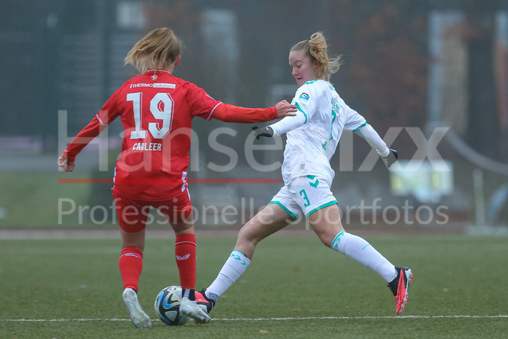 Fussball, Testspiel Frauen, SV Werder Bremen - FC Twente Enschede | v.li.: Lieske Carleer (FC Twente Vrouwen, 19) und Mathilde Janzen (SV Werder Bremen, 3) im Zweikampf, Duell, Dynamik, Aktion, Action, Spielszene
