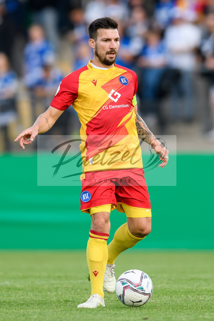 LOTKSC20210809_190 | Fussball, Herren: Jerome Gondorf (Karlsruher SC) in Aktion, am Ball, Einzelaktion beim Spiel der 1. Runde im DFB-Pokal zwischen SF Lotte und Karlsruher SC im Stadion am Lotter Kreuz am 09.08.2021 in Lotte, Deutschland.DFB / DFL REGULATIONS PROHIBIT ANY USE OF PHOTOGRAPHS AS IMAGE SEQUENCES AND/OR QUASI-VIDEO. - Realisiert mit Pictrs.com