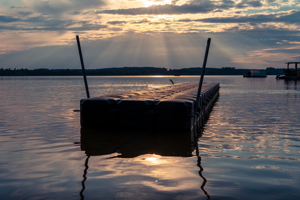 Leuchtender Steg | Ein leuchtender Steg in den Abendstunden - Realisiert mit Pictrs.com