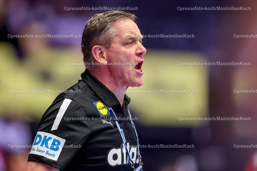 EHF15012602065 | 15.01.2026, Handball, Men's EHF EURO 2026, Deutschland - Östereich, Jyske Bank Boxen in Herning, Dänemark, Preliminary Round: Headcoach Alfred Gislason (Germany #hc) gestikulierend am Spielfeldrand  