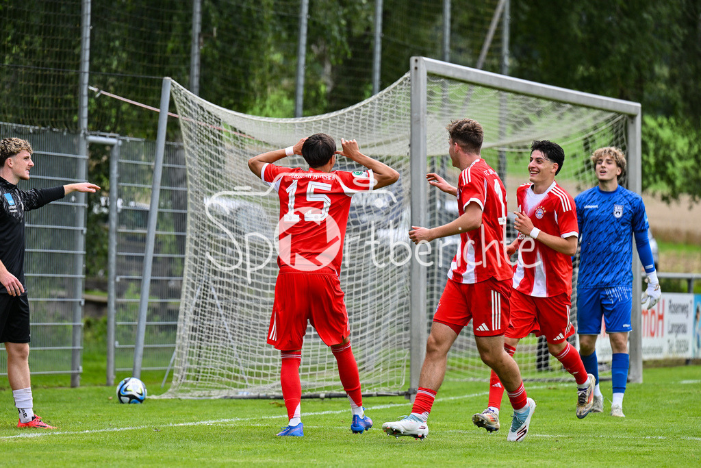 SSV Ulm 1846 Fussball U19 - FC Bayern München U19 | Jubel nach dem Elfmeter Treffer zum 1-2 durch Roy SNIP (FC Bayern U19 #15) / Tor / Torschuetze / Freude / Happy / U19 DFB Nachwuchsliga: SSV Ulm 1846 Fussball - FC Bayern München, Hauptspielfeld Langenau am 02.08.2025