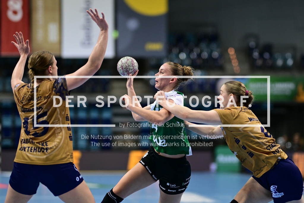 Handball I Frauen I Saison 2025-2026 I 1. HBF I 5. Spieltag I VfL Oldenburg - Buxtehuder SV I 17532 | Jolina Huhnstock (45, Buxtehuder Sportverein) Toni Reinemann (4, VfL Oldenburg) Aida Mittag (6, Buxtehuder Sportverein) - Realisiert mit Pictrs.com