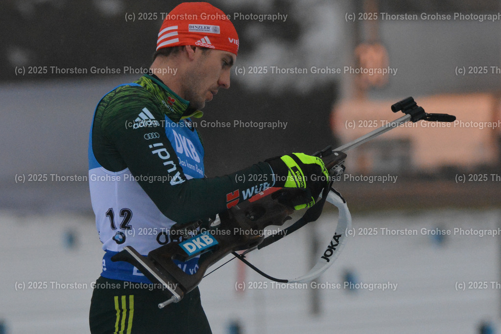 IBU WC Biathlon Oberhof 2018 | PEIFFER Arnd (GER) am Schiessstand; IBU WC Biathlon Oberhof 2018, 12,5 km Verfolgung der Männer am 06.01.2018 in der DKB Ski Arena in Oberhof, (Deutschland) - Realisiert mit Pictrs.com
