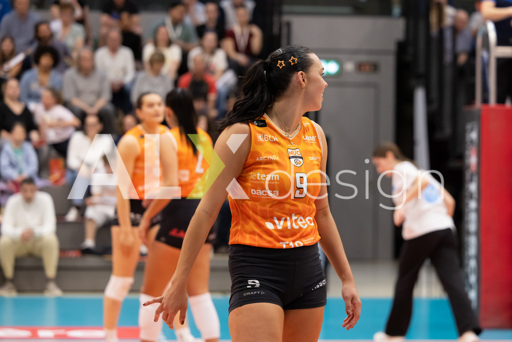 Volleyball I Frauen I Saison 2025-2026 I Volleyball NLA | Women I  Playoffs Finals 1/5 I viteos NUC - VC Kanti Schaffhausen I 06.04.2026 | 9 Maia Dvoracek (USA) (Viteos NUC) – Diagonal - Realisiert mit Pictrs.com