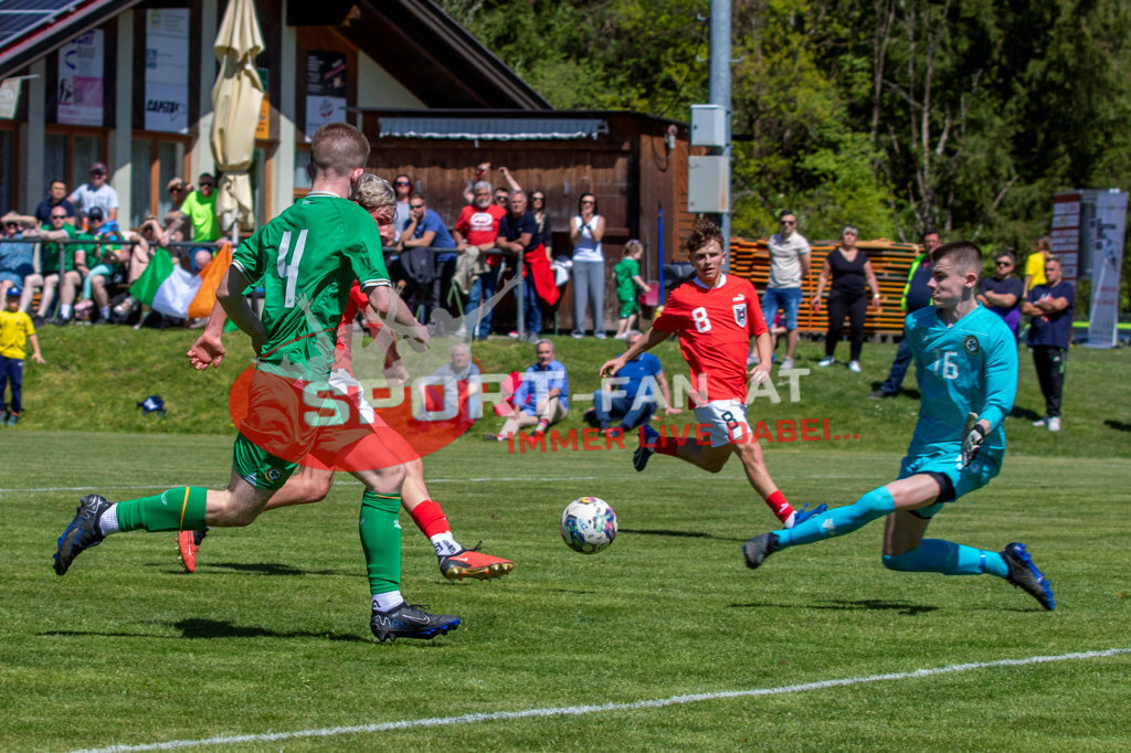 Fußball Halbfinale | Alan Sattell (U15 Irland #4) Edin Jakupi (U15 Österreich #8) Jonas Peinhart (U15 Österreich #13) Darragh Brunton (U15 Irland #16) Fußball Halbfinale, Irland U15 - Österreich U15 am 29.04.2024 in Arnoldstein (Sportplatz), Austria, (Photo by Ernst Krawagner sport-fan.at) - Realisiert mit Pictrs.com