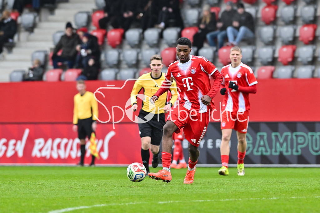 FC Bayern München - Hannover 96 | MUNICH, GERMANY - 15. FEBRUARY: am Ball Allen LAMBE (FC Bayern München U19 8) während dem Spiel zwischen der U19 des FC Bayern München und der U19 von Hannover 96 am 2. Spieltag der Hauptrunde der U19-DFB-Nachwuchsliga am FC Bayern Campus