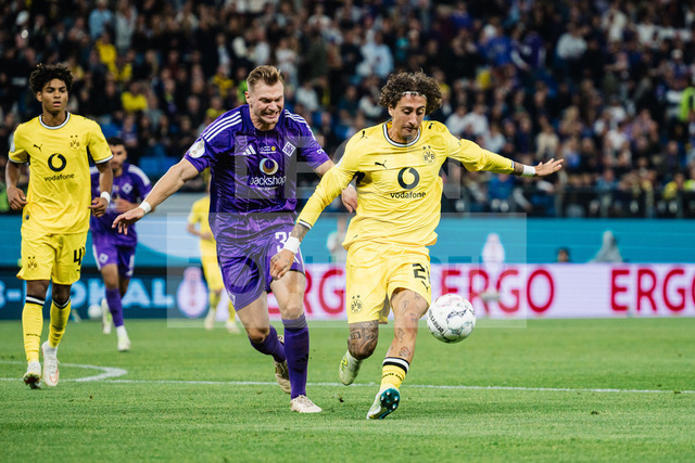 DFB-Pokal: HEBC - Borussia Dortmund, 01.09.2026 | Fábio Daniel Soares Silva (Borussia Dortmund, 21) im Zweikampf mit Christopher Grünewald (HEBC Hamburg, 33); Fußball, DFB-Pokal, 1. Runde: HEBC vs. Borussia Dortmund am 01.09.2026 im Volksparkstadion, HamburgDFB REGULATIONS PROHIBIT ANY USE OF PHOTOGRAPHS AS IMAGE SEQUENCES AND/OR QUASI-VIDEO. - Realisiert mit Pictrs.com