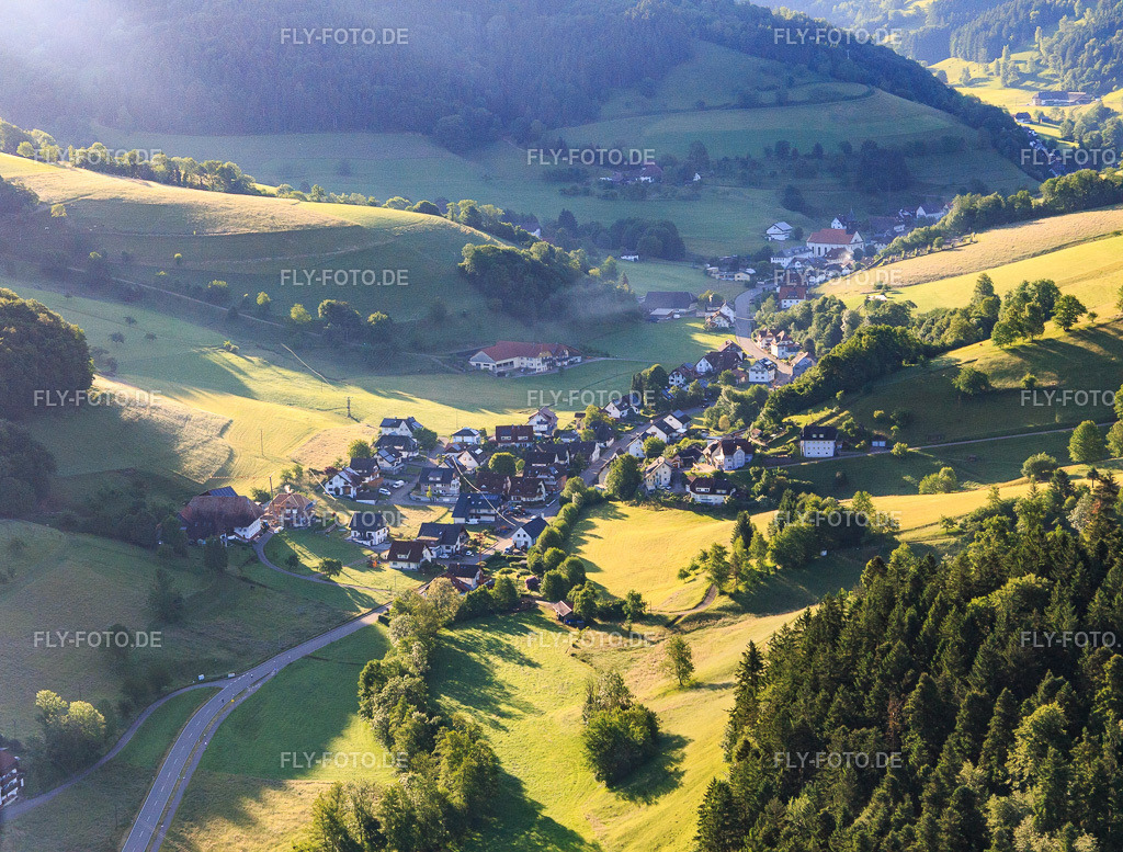 Dorfansicht im Yachbachtal aus Westen | Luftbild: Dorfansicht im Yachbachtal aus Westen im Ortsteil Yach in Elzach im Bundesland Baden-Württemberg in Deutschland. Foto: IMG_147643.jpg vom 30.05.2025 durch Werner Riehm/FLY-FOTO.de - Realisiert mit Pictrs.com