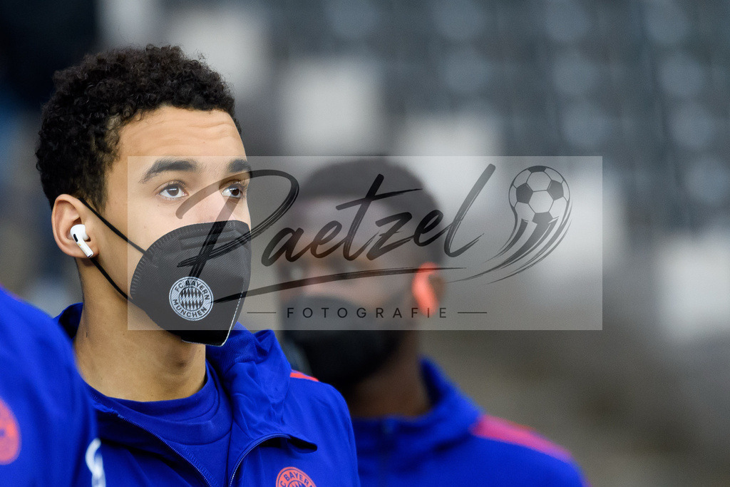BSCFCB20220123_035 | Fussball, Herren: Jamal Musiala (FC Bayern Muenchen) schaut bei dem Spiel der 1. Bundesliga zwischen Hertha BSC und FC Bayern Muenchen im Olypiastadion am 23.01.2022 in Berlin, Deutschland.DFB / DFL REGULATIONS PROHIBIT ANY USE OF PHOTOGRAPHS AS IMAGE SEQUENCES AND/OR QUASI-VIDEO. - Realisiert mit Pictrs.com