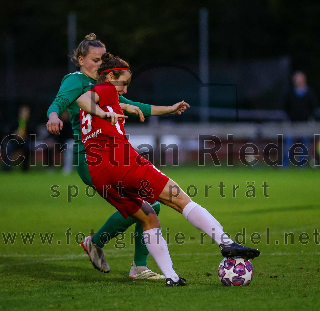 2023-10-21_040_FC_Forstern_gegen_FC_Ezelsdorf | Forstern, Deutschland, 21.10.2023:
Fußball, Frauen Bayernliga 2023 / 2024, 8. Spieltag, FC Forstern gegen FC Ezelsdorf, Endergebnis: 2:1

Franziska Dirner (FC Ezelsdorf, #9), Helena Altenweger (FC Forstern, #5)

Foto: Christian Riedel / fotografie-riedel.net