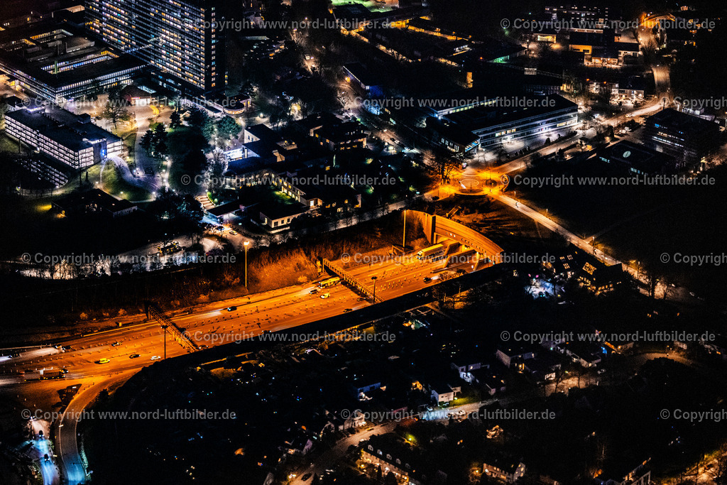 Hamburg_Elbtunnel_Ein_und_Ausfahrt_Altona_ELS_6073060325 | HAMBURG 06.03.2025 Nacht- Lichter und Beleuchtung Brückenbauwerk als Grünbrücke und Parkanlage und Übertunnelung über Elbtunnel Einfahrt Autobahn BAB A7 an der Straße Agathe-Lasch-Weg im Ortsteil Othmarschen in Hamburg, Deutschland. Weiterführende Informationen bei: Die Autobahn GmbH des Bundes Niederlassung Nord. // Night lighting bridge structure as a green bridge and park and tunneling over Elbtunnel entry motorway BAB A7 on street Agathe-Lasch-Weg in the district Othmarschen in Hamburg, Germany. Further information at: Die Autobahn GmbH des Bundes Niederlassung Nord. Foto: Martin Elsen