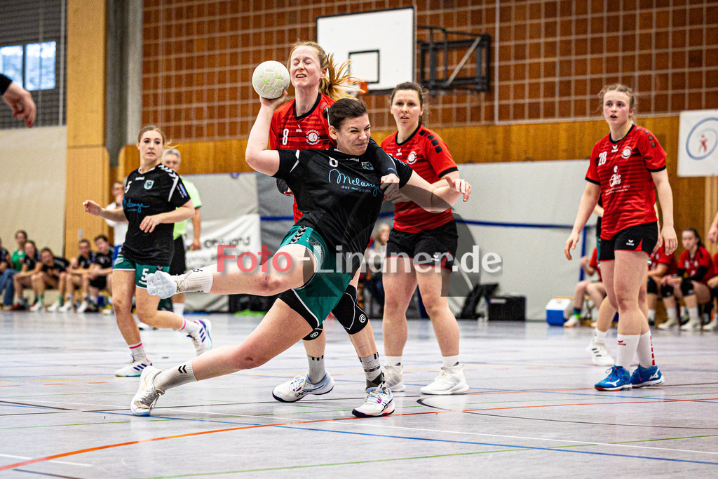 TSV Weilheim gegen TSV Murnau | Handball Bezirksoberliga Frauen Alpenvorland 2024/25, TSV Weilheim gegen TSV Murnau, 20250330,Torwurf Selina MIKULLA (TSV Murnau 8),2025-03-30 in Weilheim (Weilheim, Am Hardt), Selina MIKULLA (TSV Murnau 8), Katrin WICHTL (TSV Weilheim 8)Copyright: WolfgangxLindner www.foto-lindner.de