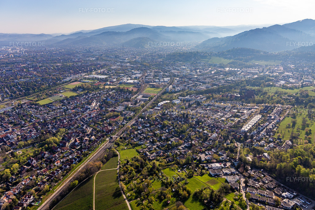 Luftbild: St. Georgen im Ortsteil Bifänge in Freiburg im Bundesland Baden-Württemberg in Deutschland. Foto: IMG_126721.jpg vom 25.04.2021 durch Werner Riehm/FLY-FOTO.de