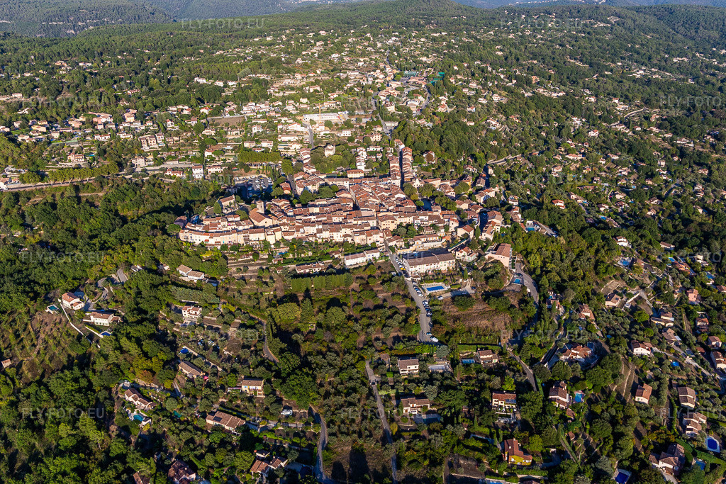 Vue aérienne: Vue de la ville à Montauroux dans le département Var, France. Photo: IMG_129480.jpg prise le 18/09/2021 par Werner Riehm/FLY-FOTO.eu – Résolution de l'original: 5263 x 3509 px