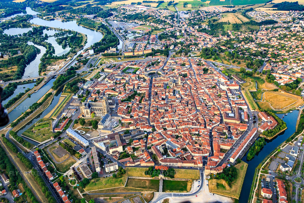 Vue aérienne: Centre-ville historique vu de l'est à Toul dans le département Meurthe et Moselle, France – .Photo: IMG_083481.jpg prise le 13/07/2015 par Werner Riehm/FLY-FOTO.eu – Résolution de l'original: 5472 x 3648 px