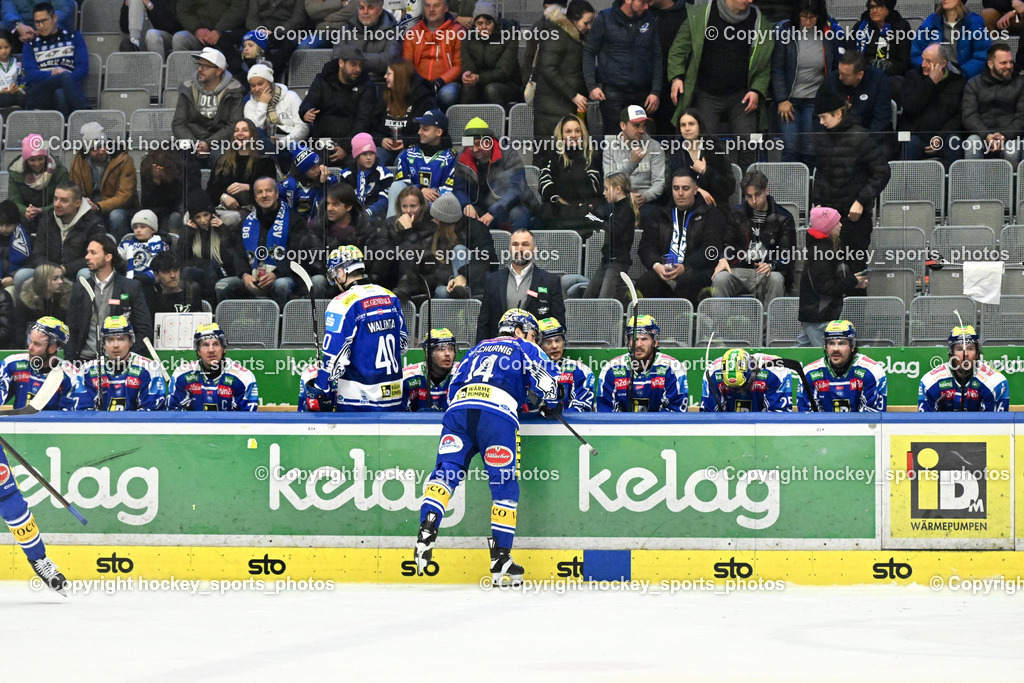 EC IDM Wärmepumpen VSV vs. HCB Südtirol Alperia | Spielerbank EC VSV, Pierre Allard Headcoach EC VSV, EC IDM Wärmepumpen VSV vs. HCB Südtirol Alperia, EC IDM Wärmepumpen VSV vs. HCB Südtirol Alperia am 28.12.2025 in Villach (Stadthalle Villach), Austria, (Photo by Bernd Stefan)