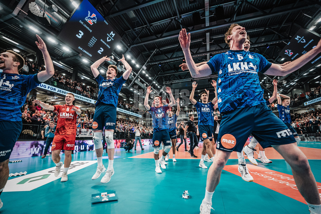Volleyball | Männer | Saison 2022/2023 | CEV-Cup Viertelfinale | SVG Lüneburg vs. Valsa Group Modena | 11.01.2023 | Die Lüneburger können es kaum fassen - sie schlagen Valsa Group Modena 3:2 vor heimischer Kulisse