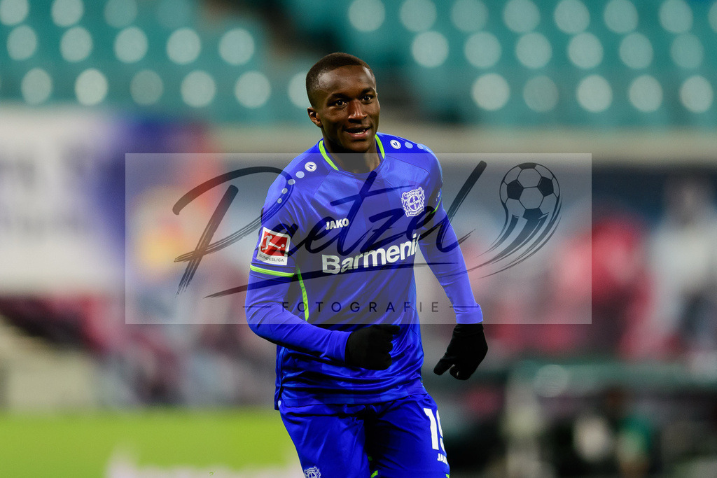 RBLLEV20211128_112 | Fussball, Herren: Moussa Diaby (Bayer 04 Leverkusen) schaut bei dem Spiel der 1. Bundesliga zwischen RB Leipzig und Bayer 04 Leverkusen in der Red Bull Arena am 28.11.2021 in Leipzig, Deutschland.DFB / DFL REGULATIONS PROHIBIT ANY USE OF PHOTOGRAPHS AS IMAGE SEQUENCES AND/OR QUASI-VIDEO. - Realisiert mit Pictrs.com