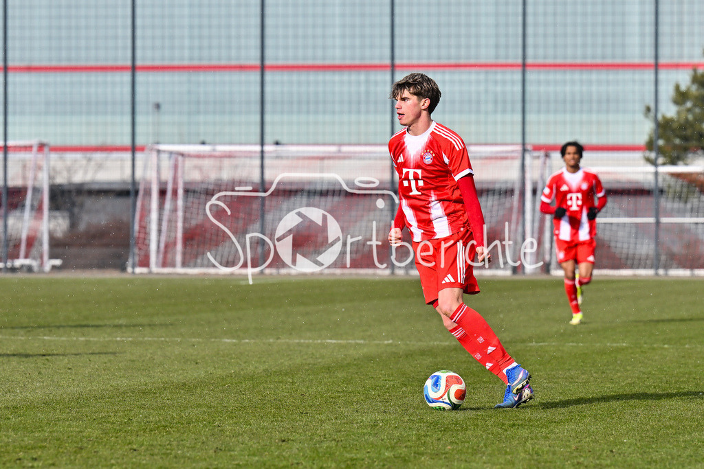 FC Bayern Amateure - FC Viktoria Pilsen U23 | MUNICH, GERMANY - 03. FEBRUARY: am Ball Guido DELLA ROVERE (FC Bayern München II 10) während dem Testspiel zwischen den Amateuren des FC Bayern und dem FC Viktoria Pilsen B am FC Bayern Campus