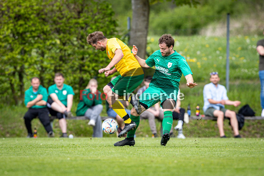 ASV Eglfing gegen SV Haunshofen | Fußball Kreisklasse Herren Oberbayern Zugspitze Gruppe 3 2025/26, ASV Eglfing gegen SV Haunshofen, 20250427,Zweikampf,2025-04-27 in Eglfing (Sportanlage Eglfing), Markus MAYR (ASV Eglfing 2), Magnus KROIHER (SV Haunshofen 9)Copyright: WolfgangxLindner www.foto-lindner.de