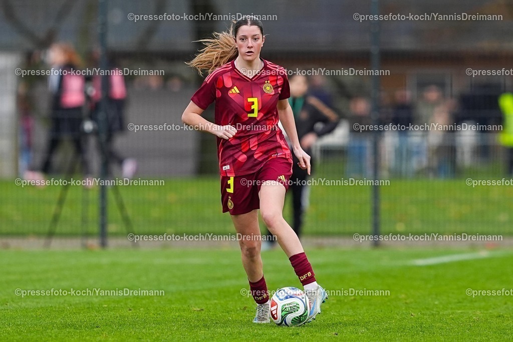 xYDRx29112501084 | 29.11.2025, xydrx, Fußball, Länderspiel, EM-Qualifikation U19-Frauen, Deutschland - Färöer, Sportschule Wedau: Lenelotte Mueller (GER #3)DFB regulations prohibit any use of photographs as image sequences and or quasi-video.Photo: xYannisxDreimannxPressefotokochx