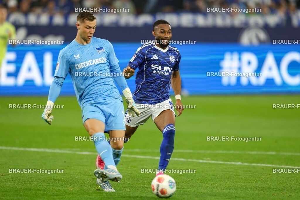 1_S04BER_20250801_2322.JPG -  - FC Schalke 04 - Hertha BSC Berlin - 2. Bundesliga | Gelsenkirchen, Deutschland, 01.08.25: Torwart Tjark Ernst (Hertha BSC Berlin) und Moussa Sylla (FC Schalke 04) im Kampf um den Ball waehrend des Spiels der 2. Bundesliga zwischen FC Schalke 04 - Hertha BSC Berlin in der Veltins-Arena am 01. August 2025 in Gelsenkirchen, Deutschland. (Foto von Stefan Brauer/Brauer-Fotoagentur)DFB/DFL REGULATIONS PROHIBIT ANY USE OF PHOTOGRAPHS AS IMAGE SEQUENCES AND/OR QUASI-VIDEO.
