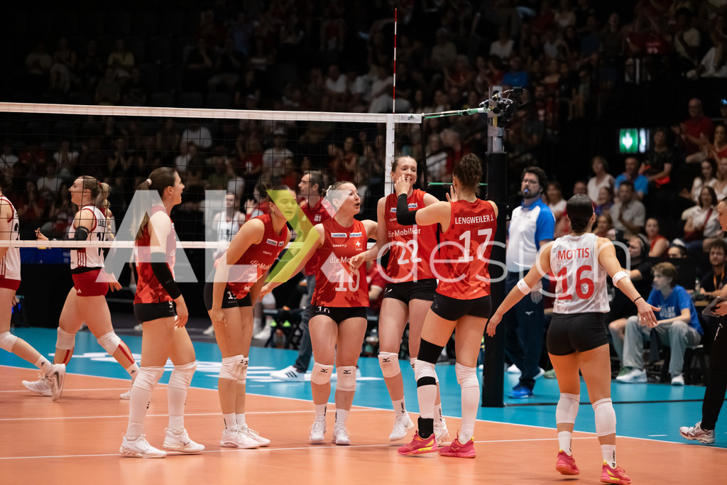 Austria v Switzerland - CEV European League Women | KRIENS, SWITZERLAND - JUNE 14: Team of Switzerland celebrating during the CEV European League match between Austria and Switzerland at Pilatus Arena on June 14, 2026 in Kriens, Switzerland. - Realisiert mit Pictrs.com
