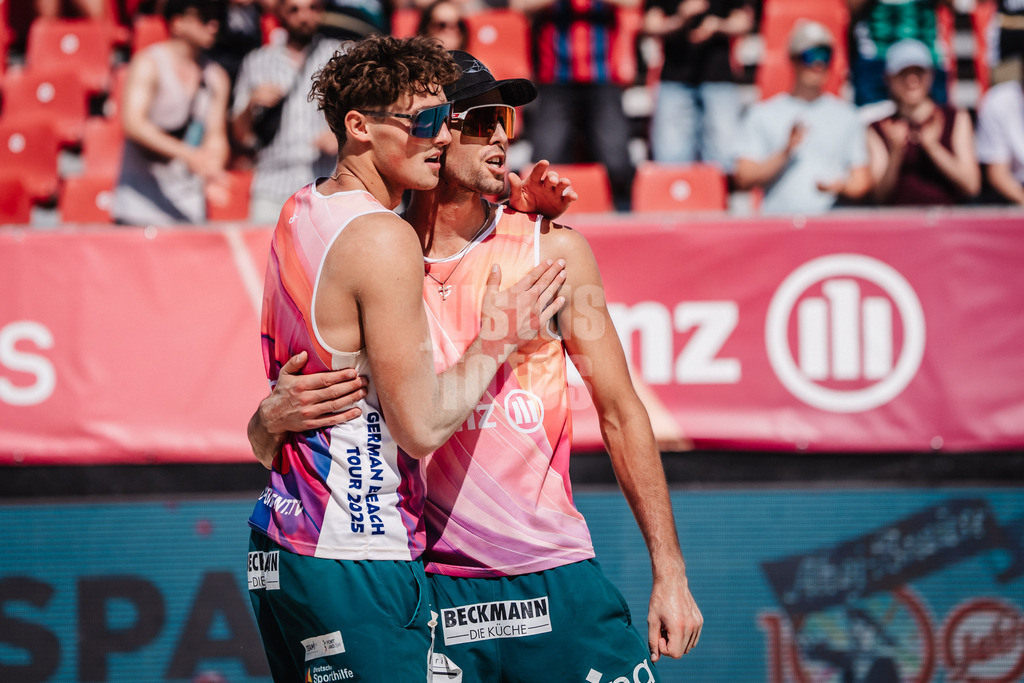 Beachvolleyball | Männer | Allianz German Beach Tour 2025 | Tourstop Bremen | 14.06.2025 | v.l. Hennes Nissen und Niklas Held freuen sich