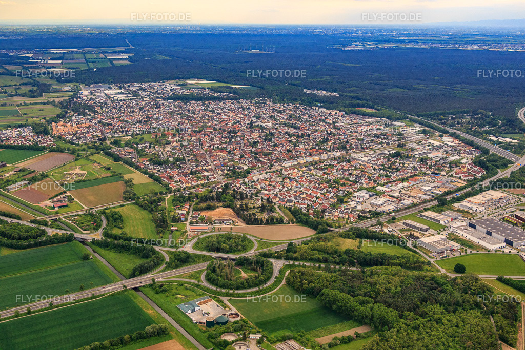 Stadtansicht aus Norden | Luftbild: Stadtansicht aus Norden in Lorsch im Bundesland Hessen in Deutschland. Foto: IMG_088991.jpg vom 20.05.2016 durch Werner Riehm/FLY-FOTO.de - Realisiert mit Pictrs.com