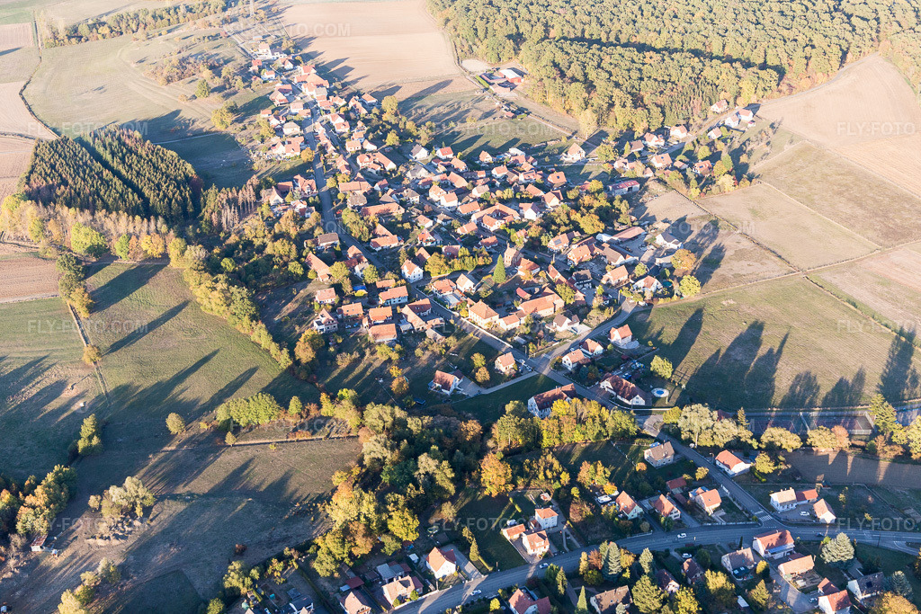 Aerial view: View of the town in Merkwiller-Pechelbronn in the state Bas-Rhin, France. – Photo: IMG_112139.jpg taken on 10/13/2018 by Werner Riehm/FLY-FOTO.com – Resolution of the original: 5472 x 3648 px