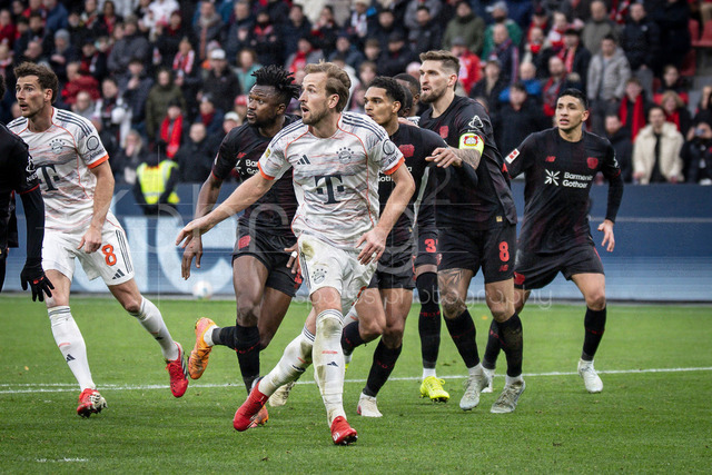 German Bundesliga, Bayer 04 Leverkusen vs. FC Bayern München, 14.03.2026 | LEVERKUSEN, GERMANY - MARCH 14:  Harry Kane (FC Bayern Muenchen, 9) followed by a lot of defenders during the German Bundesliga match on gameday 26 between Bayer 04 Leverkusen vs. FC Bayern München at BayArena on March 14, 2026 in Leverkusen, Germany. DFL REGULATIONS PROHIBIT ANY USE OF PHOTOGRAPHS AS IMAGE SEQUENCES AND/OR QUASI-VIDEO.