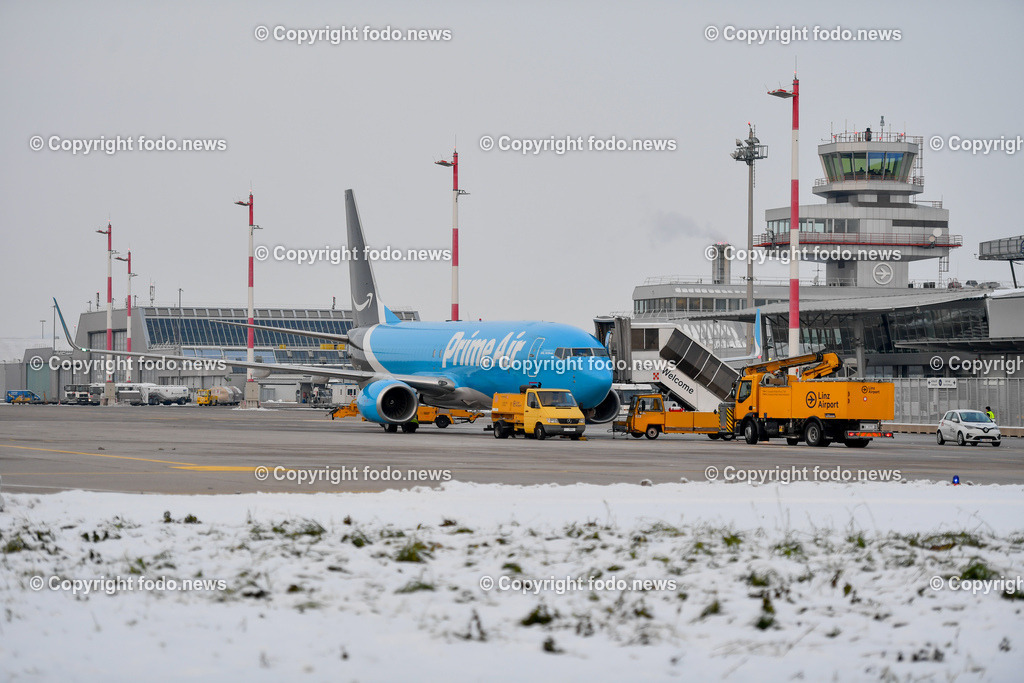 Flughafen Linz_ Linz Airport_ Linz-Hoersching_ 19.12.2022-4 | 19.12.2022, Linz Hoersching, AUT, Flughafen Linz, Linz Airport, im Bild beladen einer Transportmaschine