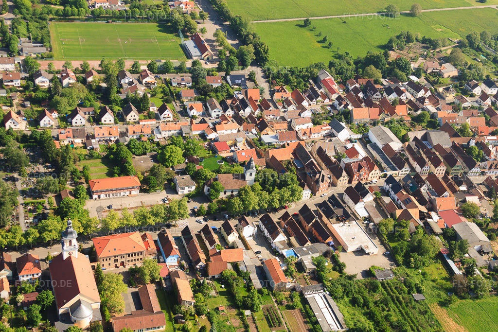 Luftbild: Michael Ende Grundschule, Rathaus, Stadtbücherei, Evang Kirche im Ortsteil Queichheim in Landau im Bundesland Rheinland-Pfalz in Deutschland.Foto: IMG_27346.jpg vom 23.05.2010 durch Werner Riehm/FLY-FOTO.deAuflösung des Originals: 4281 x 2854 pxMICHAEL-ENDE-GRUNDSCHULE-QUEICHHEIM.DE