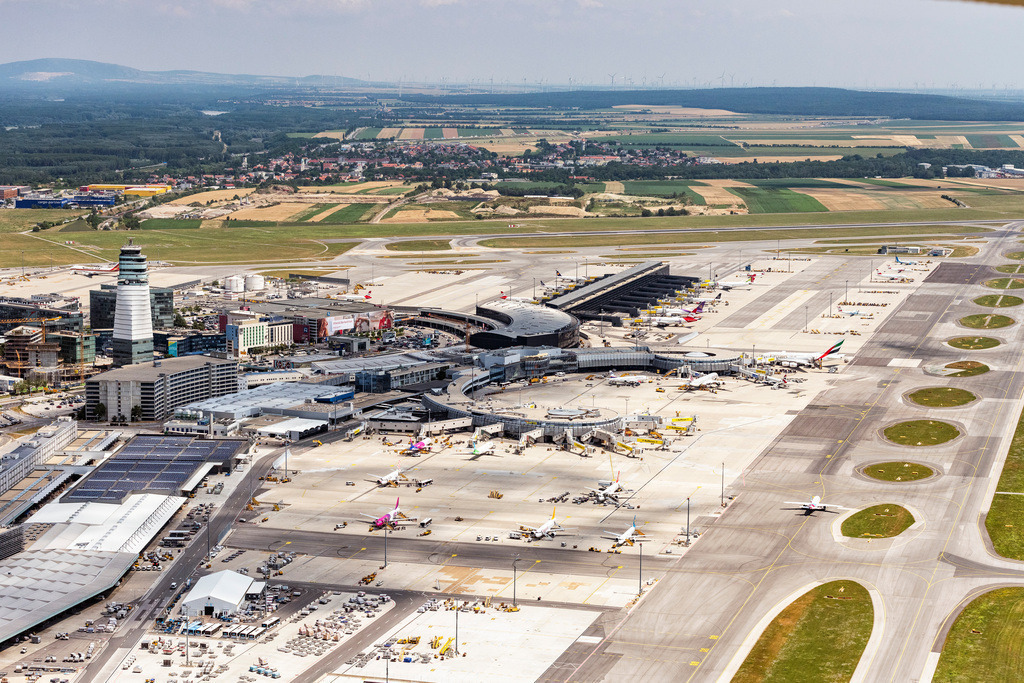 dr__0025161.jpg | SCHWECHAT 24.06.2019 Flughafen Tower und Gelände des Flughafen Wien-Schwechat (Vienna International Airport) in Schwechat in Niederösterreich, Österreich. // Tower and terminals on the premises of Vienna International Airport in Schwechat in Lower Austria, Austria. Foto: Daniel Reiter