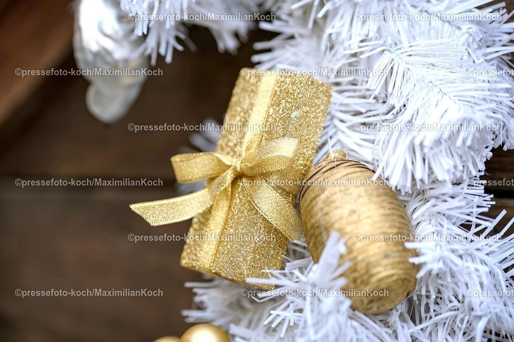 CR29112501022 | 29.11.2025, Castrop-Rauxel, Pünktlich zur Vorweihnachtszeit öffnen die ersten Weihnachtsmärkte in Nordrhein-Westfalen. Eindrücke rund um den Weihnachtsmarkt auf dem Hof Menken in Castrop-Rauxel. Weisser Adventskranz Kranz Weihnachtsschmuck Deko Weihnachtsdekoration Weihnachtskranz Weihnachtskugeln Weihnachtsgeschenke Geschenk Weihnachtskugel 