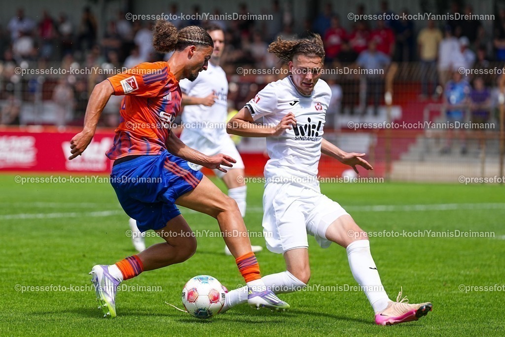 xYDR20072501006 | 20.07.2025, xydrx, Fußball, Rot Weiss Ahlen - FC Schalke 04, Testspiel, Wersestadion: Taylan Bulut (FC Schalke 04 #31) im Zweikampf gegen Dominik Limprecht (Rot Weiss Ahlen #3)