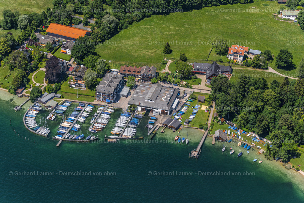 4031334 | PöCKING 12.06.2020 Yachtclub und Yachthafen mit Sportboot- Anlegestellen und Bootsliegeplätzen am Ufer des Starnberger Sees in Possenhofen im Bundesland Bayern, Deutschland. // Pleasure boat marina with docks and moorings on the shore area Possenhofen in Poecking in the state Bavaria, Germany. Foto: Gerhard Launer