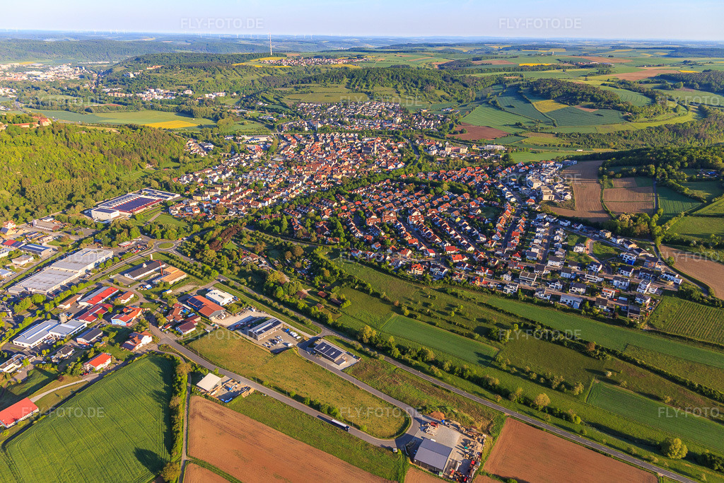 Luftbild: Ortsansicht im Taubertal aus Südosten in Igersheim im Bundesland Baden-Württemberg in Deutschland. Foto: IMG_146379.jpg vom 10.05.2025 durch Werner Riehm/FLY-FOTO.de