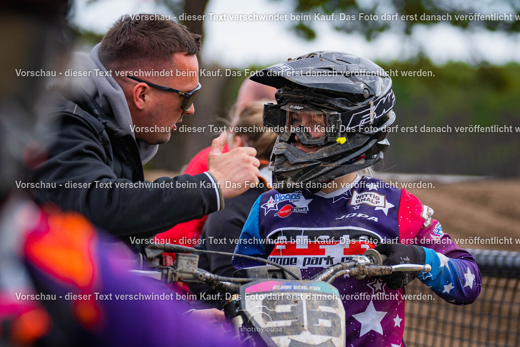 04_13_Bensdorf_Ladies-1525 | Sportfotografin aus Berlin-Brandenburg mit Fokus auf Motocross. Ich halte deine sportliche Leistung und echte Emotionen auf und neben der Strecke professionell fest. Entdecke die Fotos von deinem Rennen und bestelle sie direkt hier im Shop.