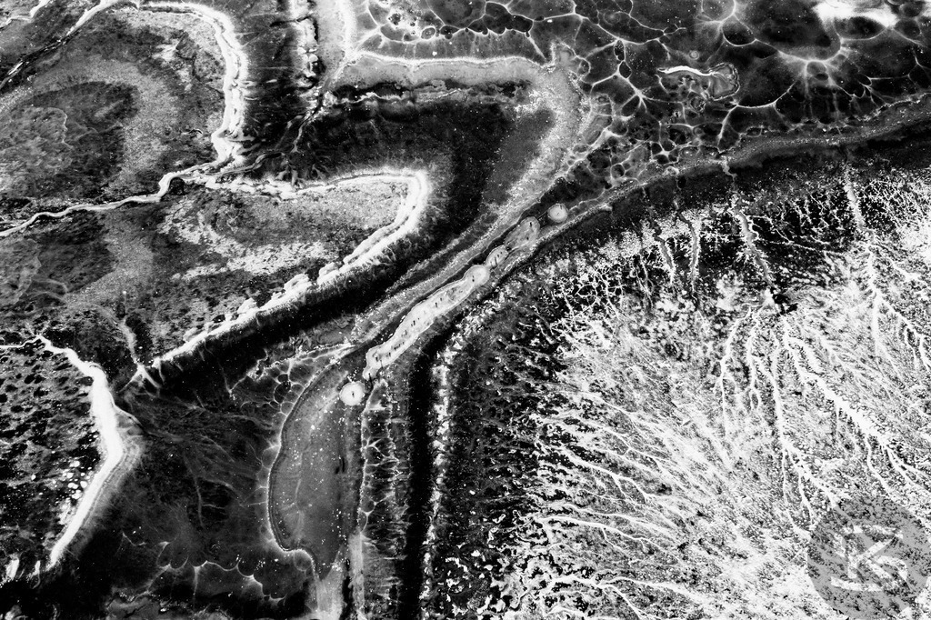 Ground Levels – Abstrakte Landschaften entwässerter Seen aus der Vogelperspektive | Ground Levels zeigt Drohnenaufnahmen entwässerter Seegründe, die zwischen Realität und Abstraktion oszillieren. Rinnsale, Pfützen und Muster verwandeln sich aus der Luft zu abstrakten Kompositionen – Fotokunst von Stefan Kuhn. - Realisiert mit Pictrs.com