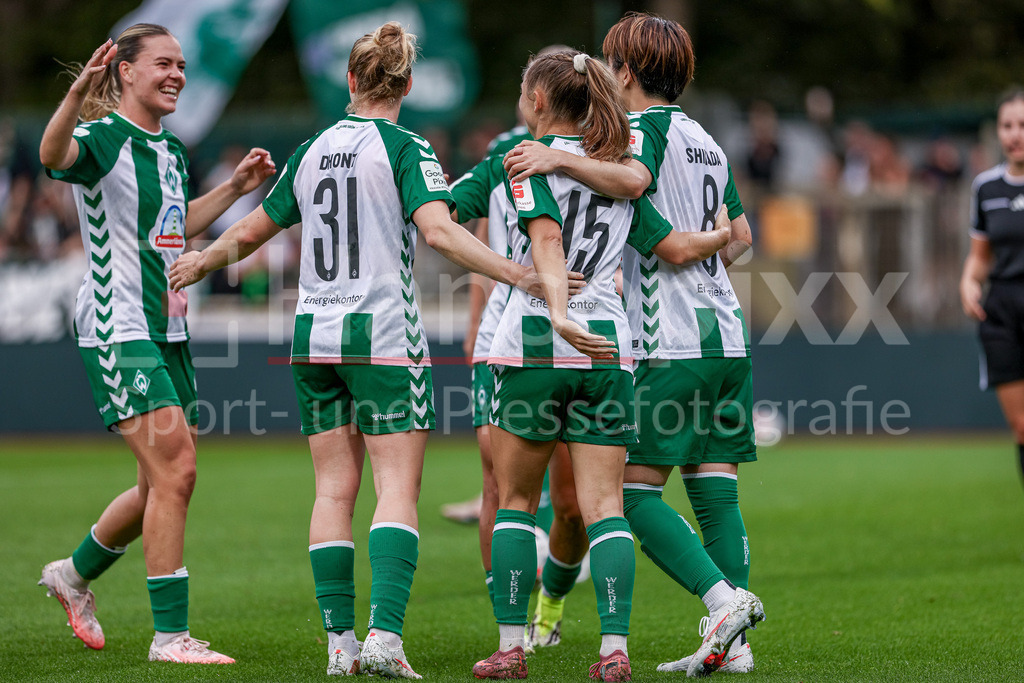 Fussball, Google Pixel Frauen-Bundesliga, SV Werder Bremen - RB Leipzig | Spielerinnen des SV Werder Bremen  mit Torjubel, Jubel, jubeln, jubelt, optimistisch, Spielszene, Highlight, Freude über das Tor zum 1:0, DIE DFB-RICHTLINIEN UNTERSAGEN JEGLICHE NUTZUNG VON FOTOS ALS SEQUENZBILDER UND/ODER VIDEOÄHNLICHE FOTOSTRECKEN. DFB REGULATIONS PROHIBIT ANY USE OF PHOTOGRAPHS AS IMAGE SEQUENCES AND/OR QUASI-VIDEO.