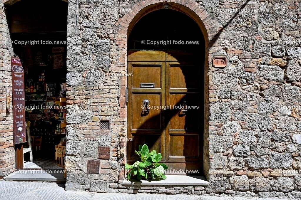 Italien_ Toskana_ San Gimignano_ 31.05.2024-94 | 31.05.2024, Italien, ITA, Toskana, San Gimignano im Bild Stadtansichten Gebäude, Architektur, Touristen, Historisch, Souvenir, Ansichten der berühmten Stadt San Gimignano in der Toskana-Italien - View of the famous town San Gimignano in Tuscany-ItalySan Gimignano ist eine italienische Kleinstadt in der Toskana mit einem mittelalterlichen Stadtkern. San Gimignano wird auch die Stadt der Türme genannt. Die Stadt liegt in der Provinz Siena. Sie gehört neben Florenz, Siena und Pisa zu den von Touristen meist besuchten Zielen in der Toskana.