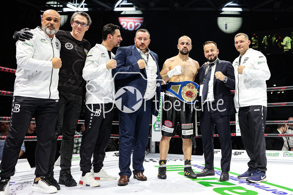 Profi - Box - Gala / Main Event | Shefat ISUFI (Schwarz Weisse Hose) bleibt WBF Weltmeister