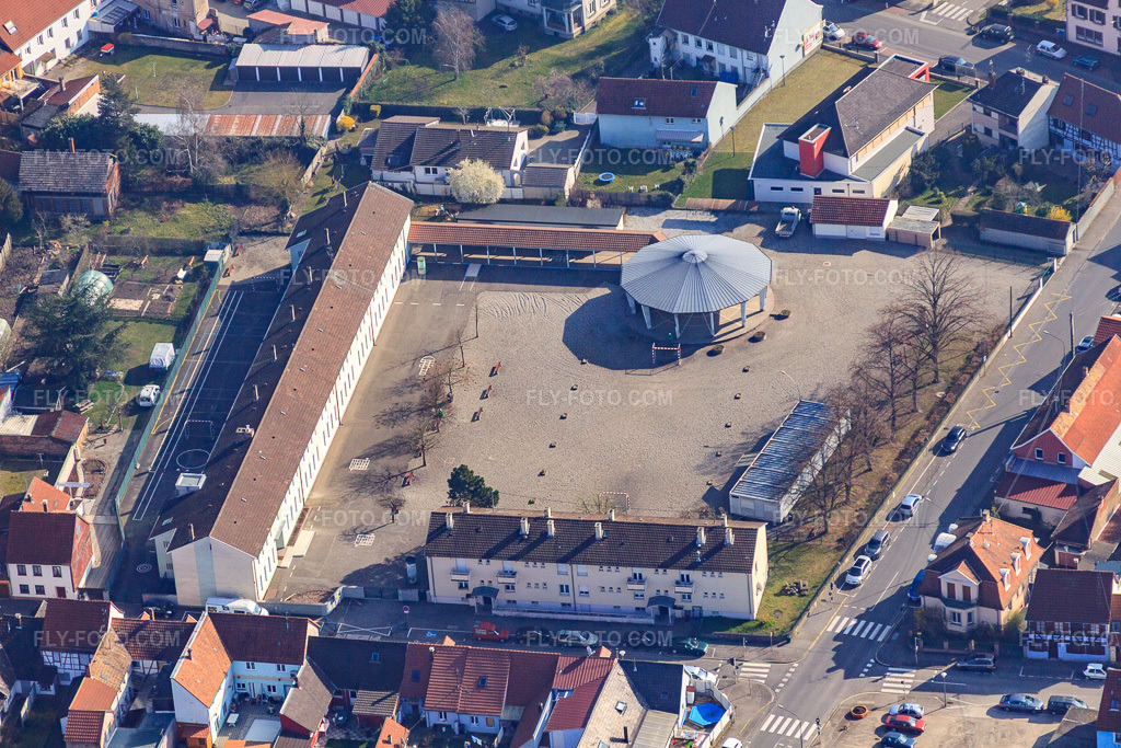 Aerial view: Groupe scolaire Foch - Menuisiers in Bischwiller in the state Bas-Rhin, France. – Photo: IMG_62867.jpg taken on 03/09/2014 by Werner Riehm/FLY-FOTO.com – Resolution of the original: 4752 x 3168 px