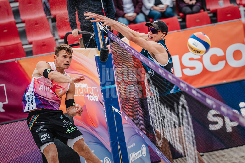 Beachvolleyball | Männer | German Beach Tour 2024 | Tourstop Bremen | 07.06.2024 | v.l. Daniel Kirchner beim Angriff gegen Mio Wüst