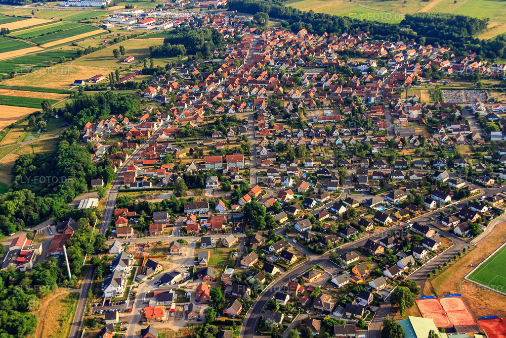 Luftbild: Ortsansicht aus Norden in Oberhoffen-sur-Moder im Bundesland Bas-Rhin in Frankreich. – Foto: IMG_30455.jpg vom 09.07.2010 durch Werner Riehm/FLY-FOTO.de – Auflösung des Originals: 4752 x 3168 px