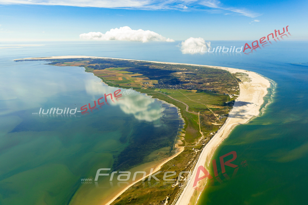 wolken-amrum-luftbild-22-1031 | Aktuelles Luftbild von Wolken Amrum - Die Luftaufnahme wurde 2022 mittels UL-Flugzeug erstellt ( keine Drohne ) - hochauflösende Kamera-Systeme von  Canon -
Beste Qualität - Für grossformatige Ausdrucke geeignet. Die Geschenkidee !