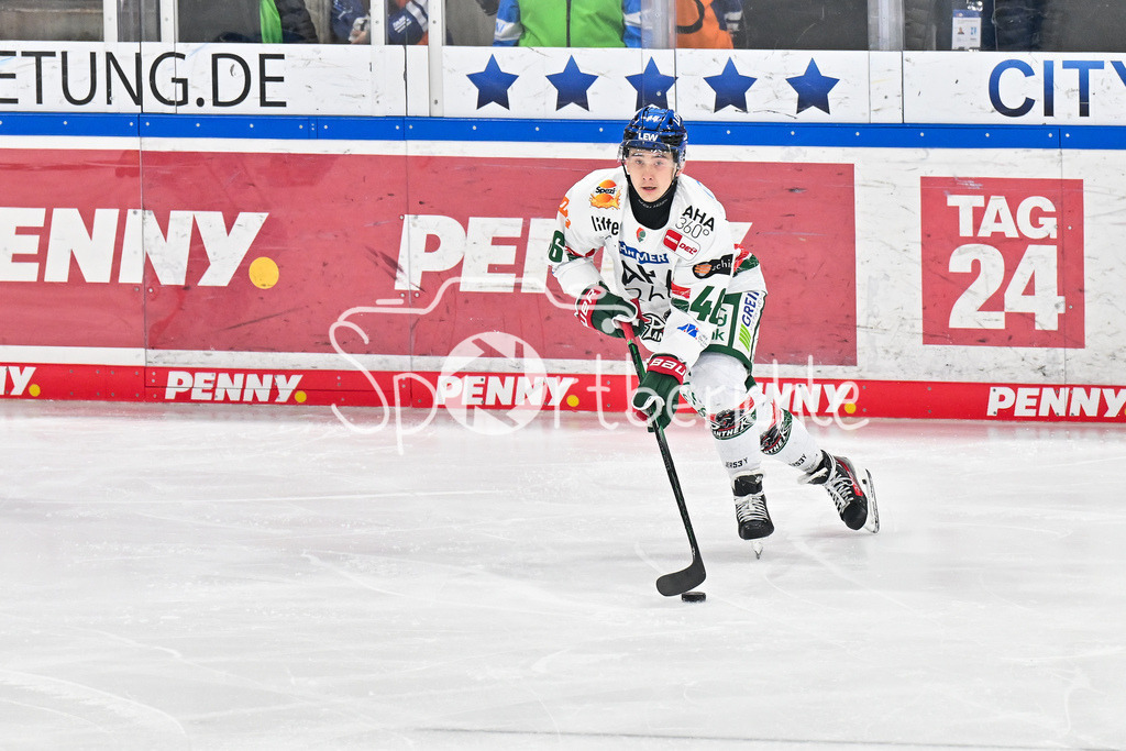 Dresdener Eislöwen - Augsburger Panther | am Puck Moritz ELIAS (Augsburger Panther 46) / Einzelfoto / Freisteller / DEL: Dresdener Eislöwen - Augsburger Panther; Joynext-Arena am 05.10.2025